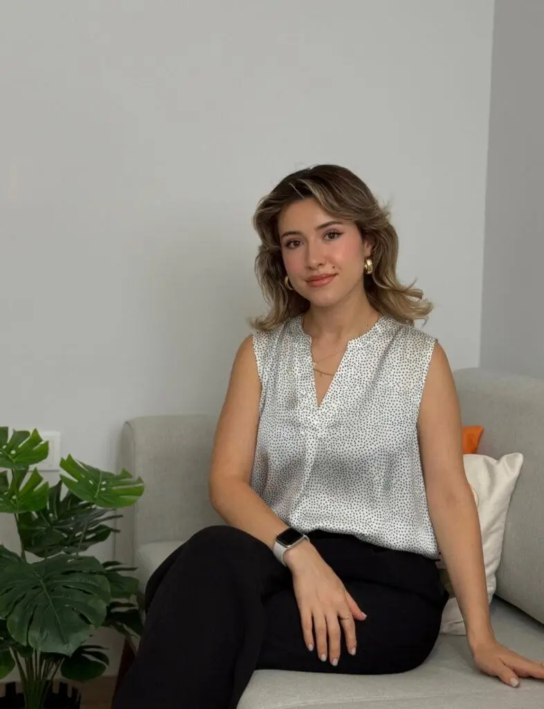 Uzman Klinik Psikolog Hande Tekinel , hastaları için poz veriyor